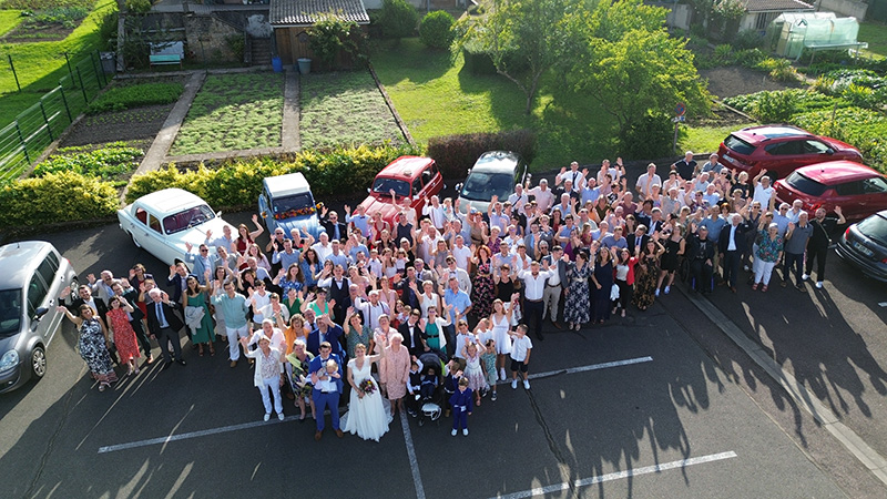 Photo aérienne  de groupe et cocktail par drone