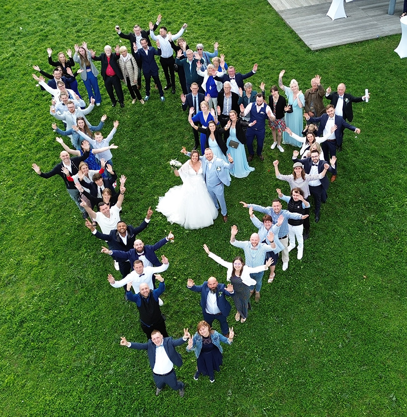 Photo aérienne  de groupe et cocktail par drone